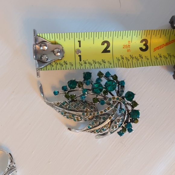 Emerald Green Statement Brooch - Picture 5 of 5